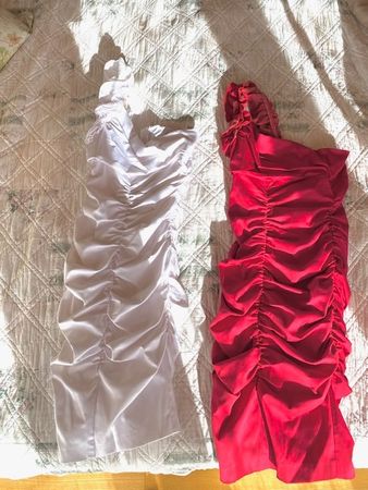 2 identische Sommerkleider mit Jäckchen