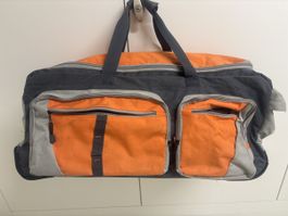 Reisetasche mit Rollen, praktisch und geräumig, ideal für So