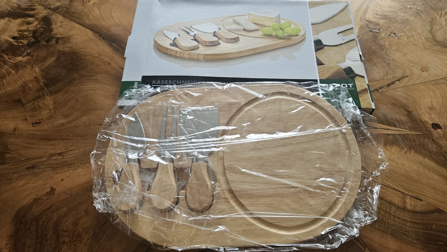 Piatti di portata: Käsebrett mit Messern, 4-teilig, neu & originalverpackt – Nuovo e nell'imballaggio originale da Rapperswil SG venduto da liivea 1