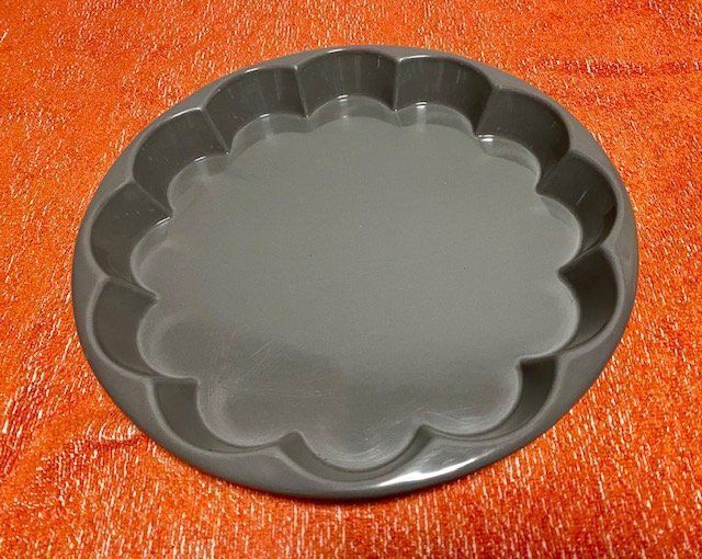 Teglie da forno: Runde Backform Rosettenform 30 cm, Höhe 3 cm Emailliert – Nuovo (secondo la descrizione) da Bremgarten AG venduto da 2N1