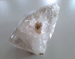 Quarzkristall mit Pyrit Einschlüssen