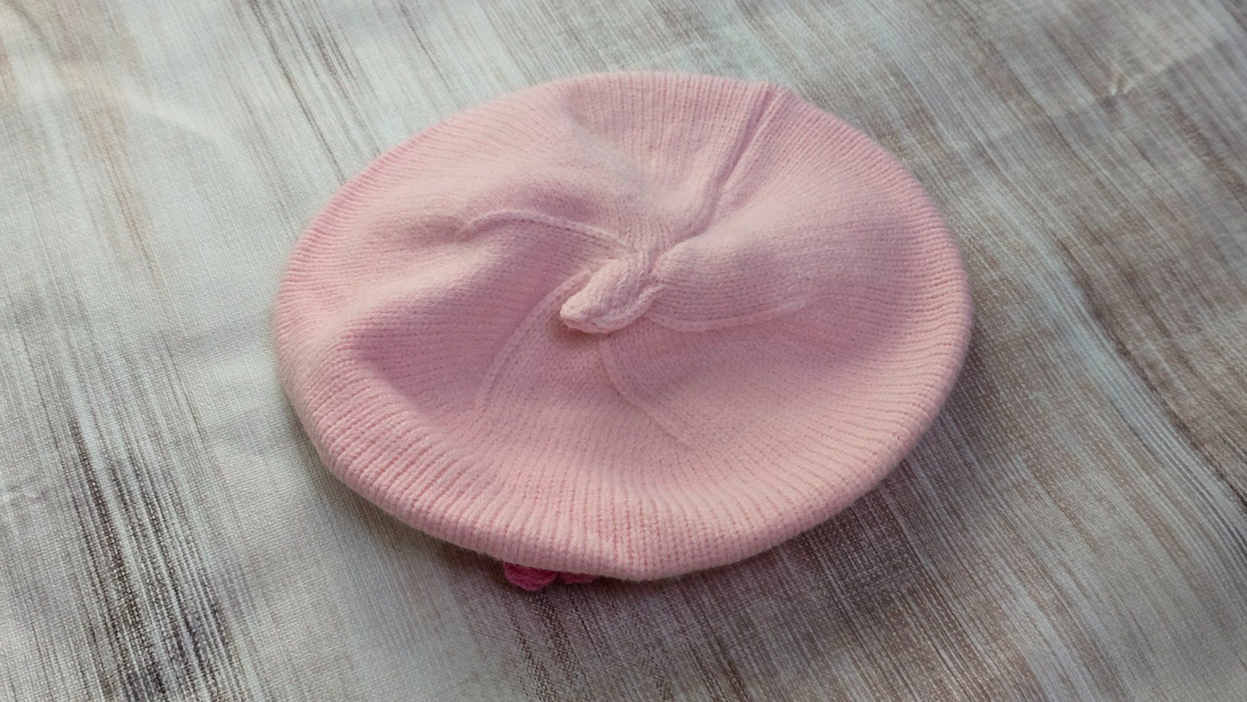 Altro abbigliamento per bambino: 👣 Süsses Strick-Barett mit Häkel-Blumen – Nuovo (secondo la descrizione) da Thalwil venduto da VitaMini