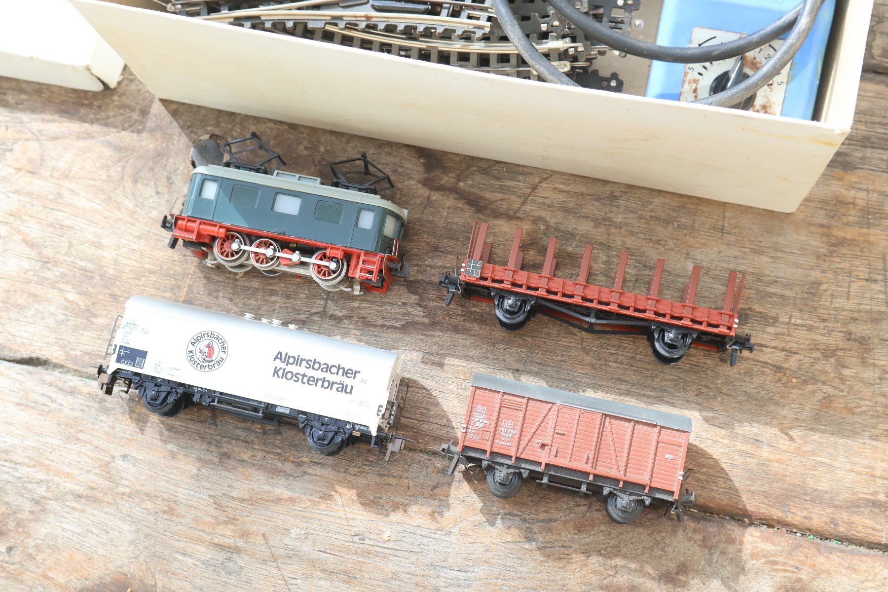Trix Modelleisenbahnen: Trix-Express E-Lok + Wagen + Schienen + Trafo - H0 – Gebraucht aus Winterthur von Monstera 4
