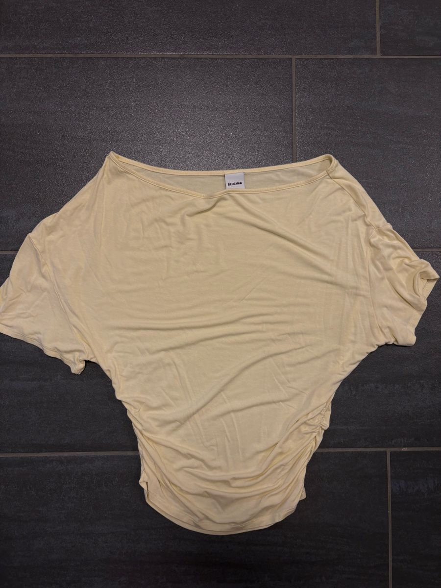 Bershka T-shirt: Bershka oversized yellow Shirt S – Usato da Rümlang venduto da svent 1