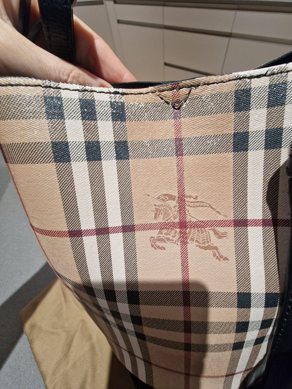 Burberry Borse da donna: Wunderschöne Burberry Beuteltasche – Usato da Stetten AG venduto da Mahal88 2