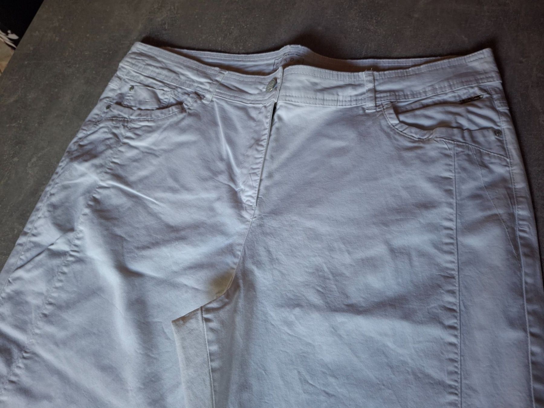C&A Pantaloni: Pantalon blanc 98% coton taille 44 marque C&A – Usato da Villiers venduto da san_jn5w 2