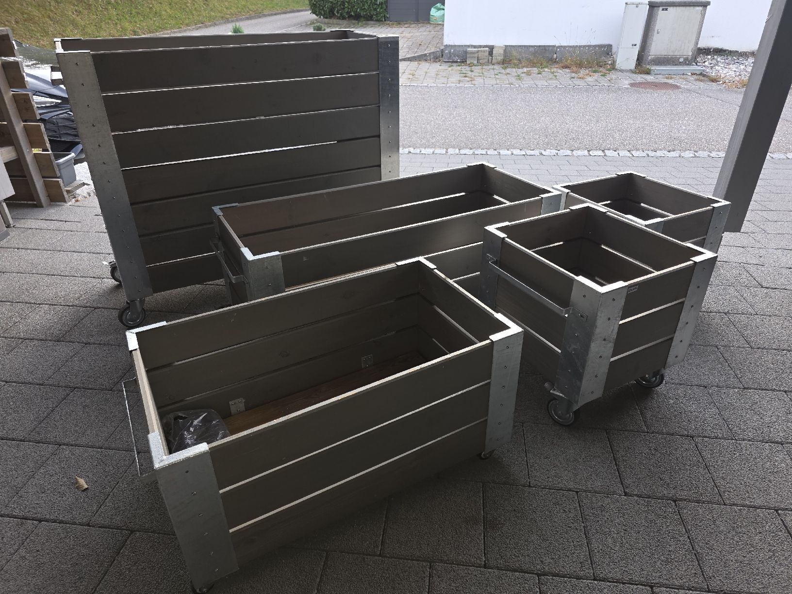 Vasi per fiori: 5 Stk Blumentrog Blumenbeet Hochbeet mit Rollen. – Usato da Oensingen venduto da Adrian5224 1
