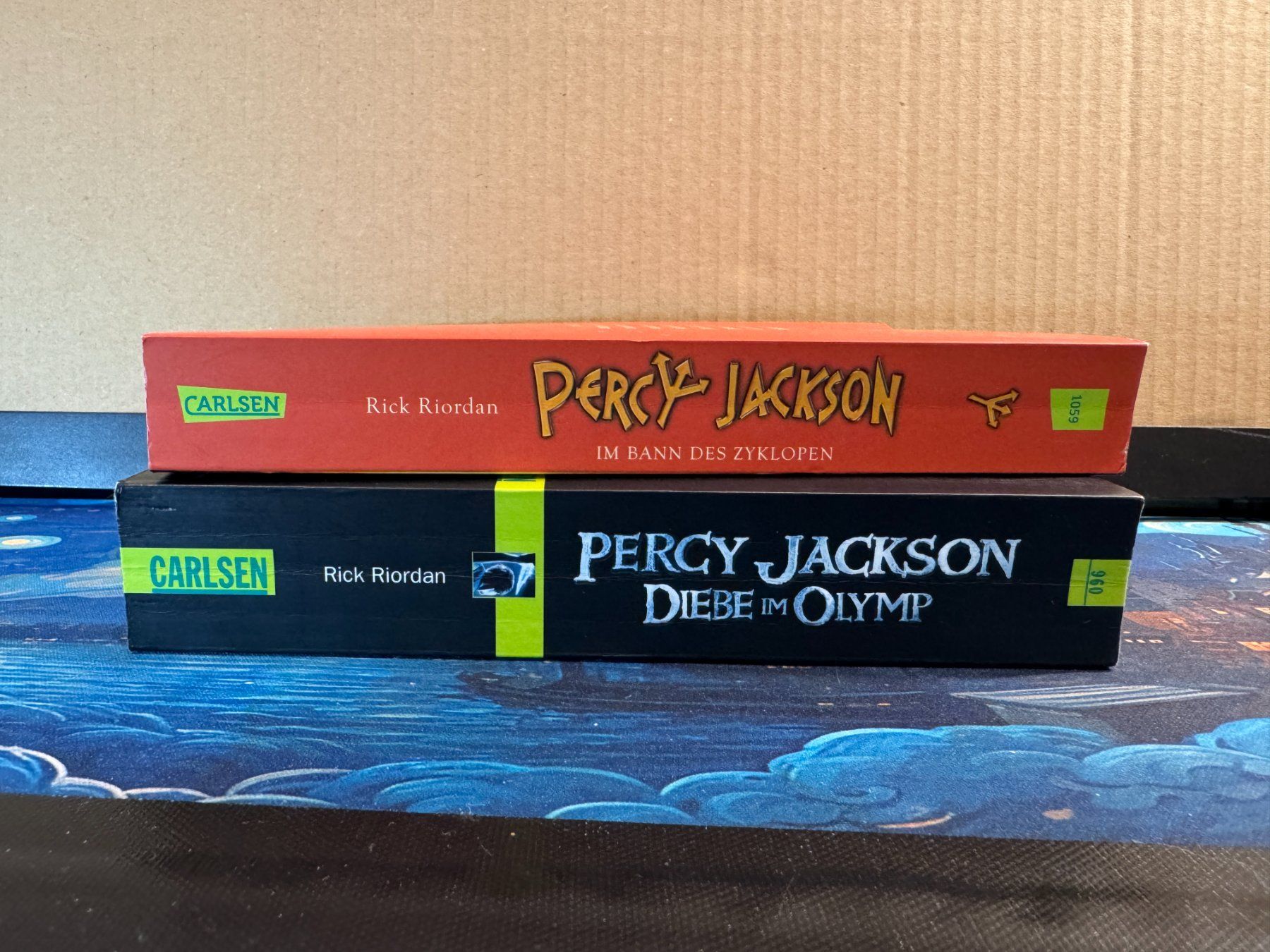 Libri: Percy Jackson - 2 Bücher – Nuovo (secondo la descrizione) da Tentlingen venduto da mondir 1