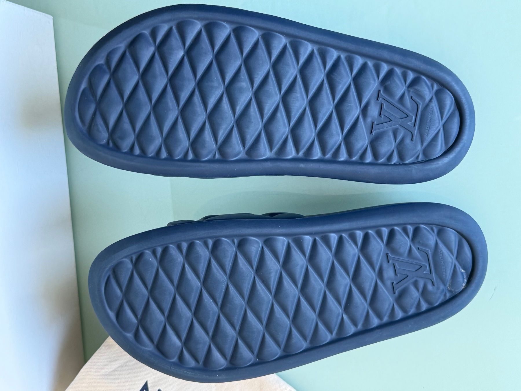 Louis Vuitton Scarpe da uomo: LOUIS VUITTON Waterfront Monogram Embossed Mule Slide 43.5 – Usato da Kreuzlingen venduto da kruezbiz 7
