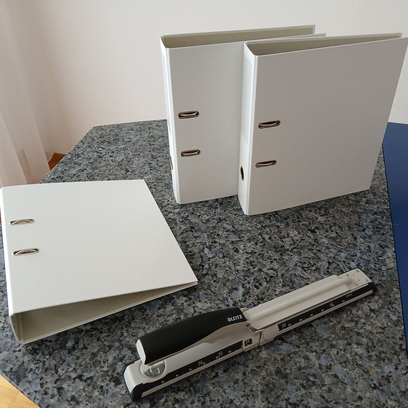 Raccoglitori: Leitz Heftgerät / 3 Ordner weiss – Usato da Safenwil venduto da SilverDesign