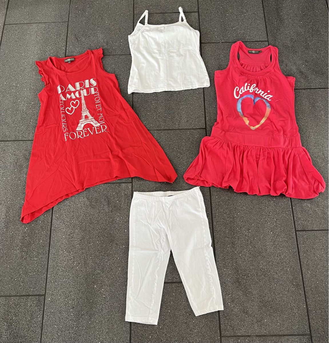 Lotti & Set di vestiti: 2 Kleider, 1 Leggins & 1 Top Gr. 140 – Usato da Hünenberg See venduto da spartakus02