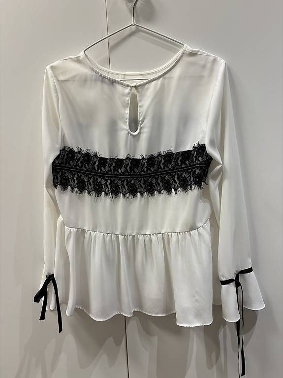 Blusen: Blusa elegante bianca con pizzo nero – Gebraucht aus Soazza von afa_r6cx 1