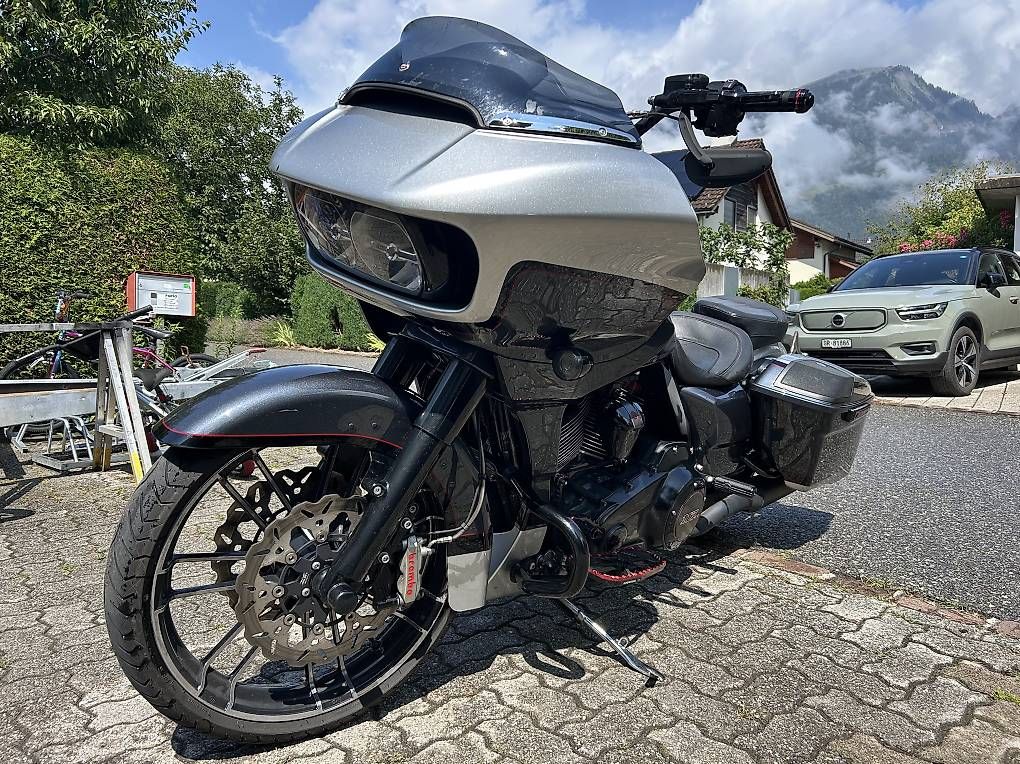 Touring:  Harley Davidson Road Glide – Usato da Bonaduz venduto da JRK