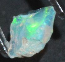 Edelstein L-7649 – Äthiopischer Opal roh 11x8mm 1.05 Karat