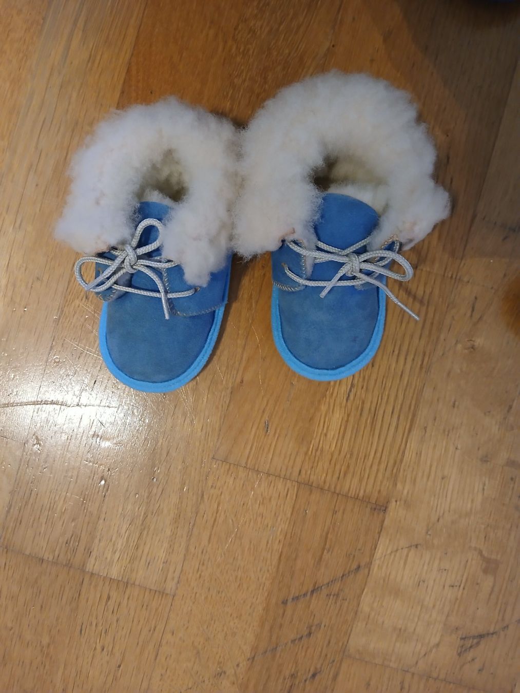 Scarpe per ragazzi: Lammfellschuhe Baby – Usato da Zürich venduto da lauravanessa 1