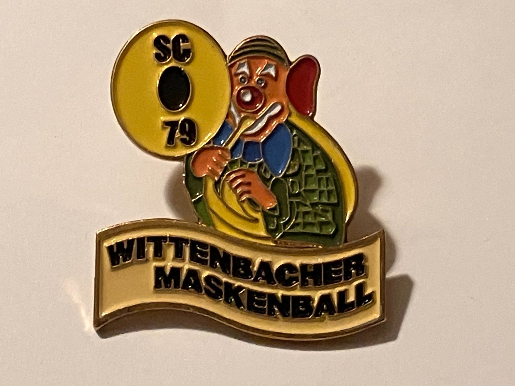 Placchette & Badge: 1 Pin Wittenbacher Maskenball – Usato da Basel venduto da djwwpp