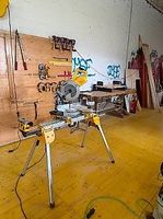 DeWalt DWS778 Kapp- und Gehrungssäge mit Untergestell