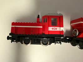Lego Eisenbahn Lokomotive mit zwei Güterwagen rot