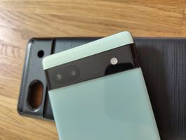 Google Pixel 6a mit Displayschutzfolie und Hülle