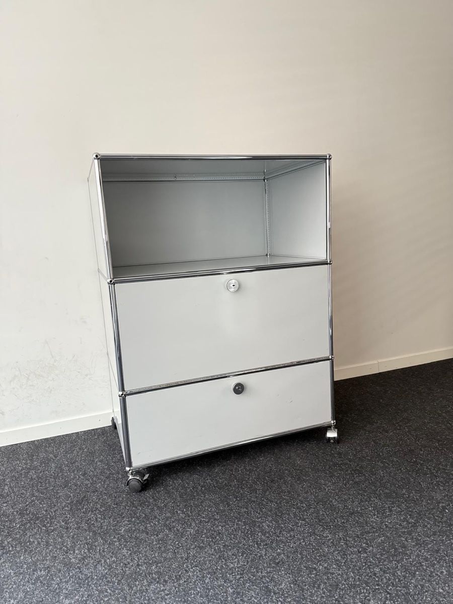 USM Scaffali: USM Sideboard Lichtgrau – Usato da Grenchen venduto da Design-Outlet