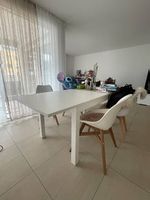 Ausziehbarer Tisch + 4 Stühle
