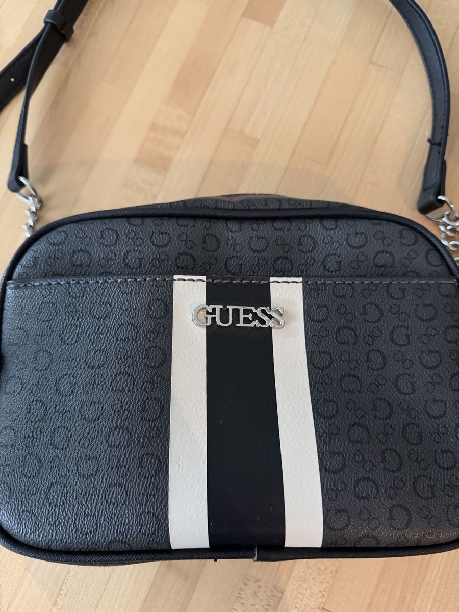 Guess Taschen: Guess Umhängetasche 4G Line – Gebraucht aus Baar von Fashionlover97 1