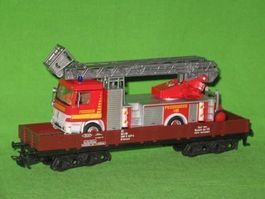 Vierachs-Niederbordwagen mit Drehleiterlastwagen Feuerwehr