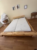 Doppelbett Holz mit Lattenrosten und Matratzen