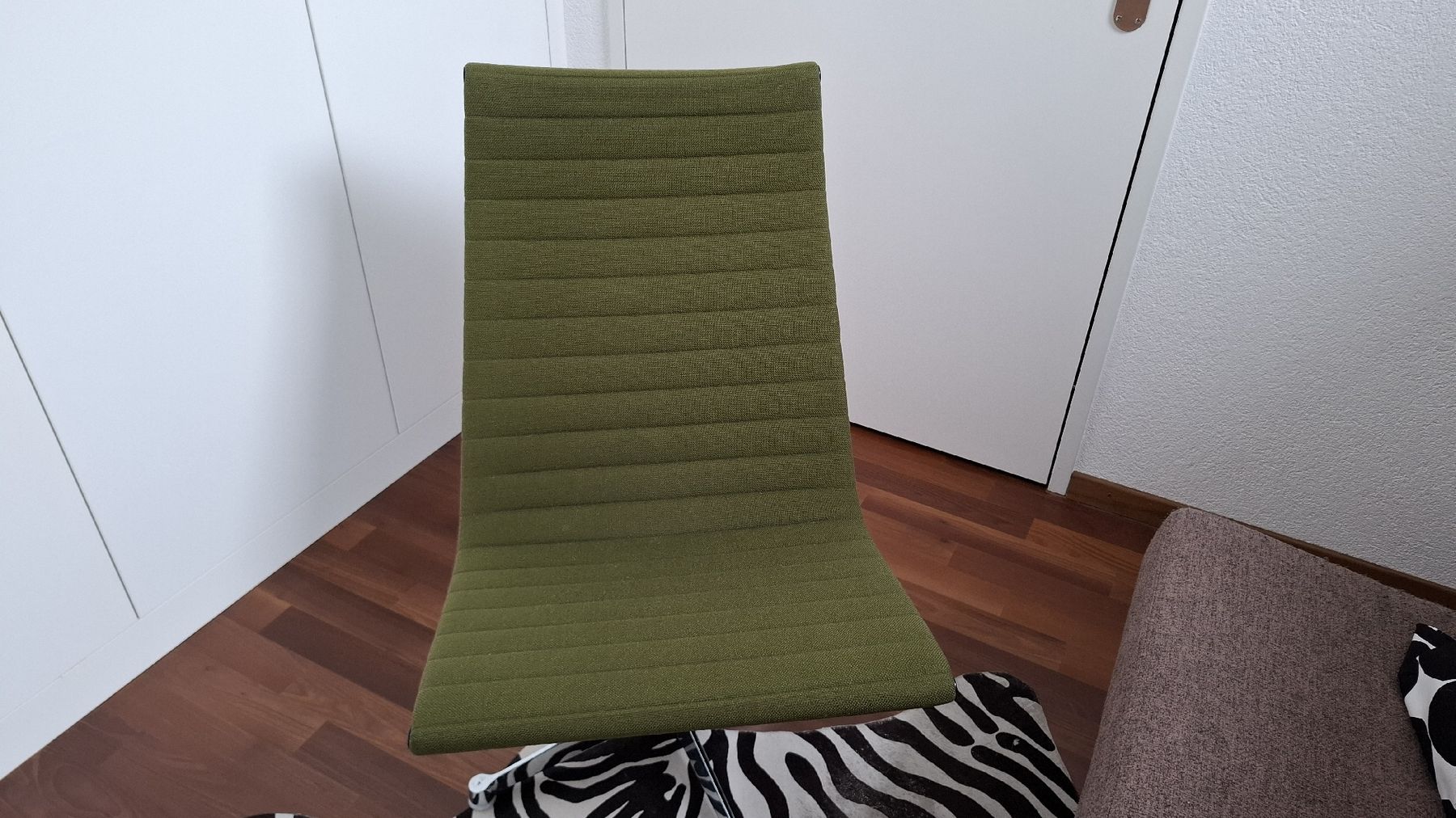 Eames Poltrone: Eames Chair EA 108 Olivgrün – Usato da Winterthur venduto da lodidodi 1