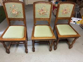3 schöne alte Holzstühle mit besticktem Rückenteil