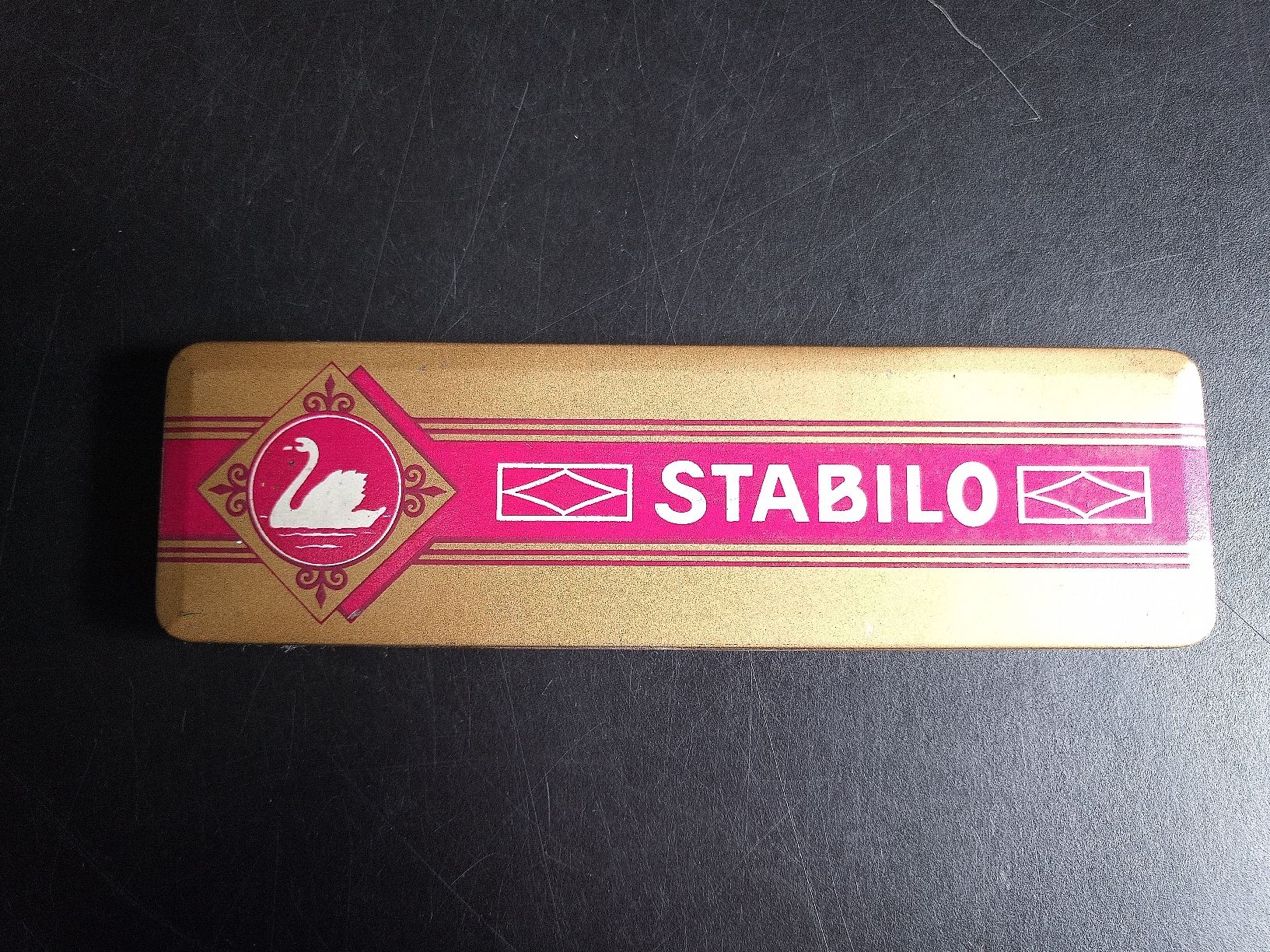 Stabilo Matite, matite colorate & gessi: Stabilo Bleistifte Vintage Metallbox Etui – Usato da Reiden venduto da Zofi-Brocki 1
