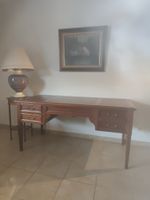 Bureau style classique en bois et cuir 5 tiroirs