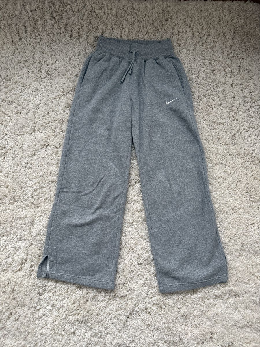 Nike Pantaloni: Nike Jogginghose - grey – Nuovo (secondo la descrizione) da Bern venduto da ari_6t6x