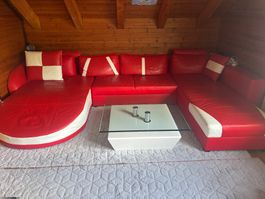 Exklusives Ferrari-Ledersofa mit Design-Couchtisch
