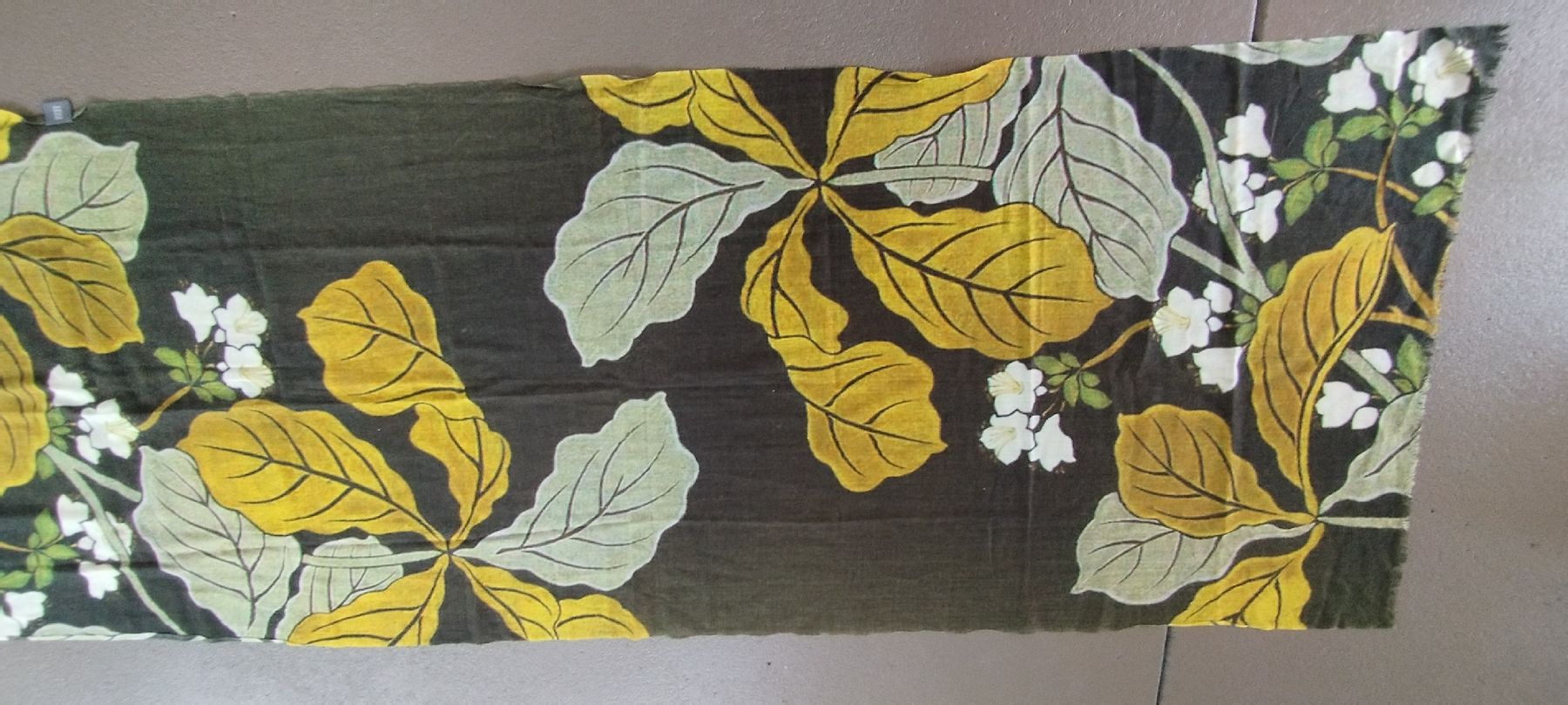 Nile Foulard & Sciarpe: Nile Schal mit Herbstblättern & weissen Blüemli – Usato da Luterbach venduto da Liveyourdream 1