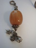 Anhänger mit Bernstein und Silber-Charms