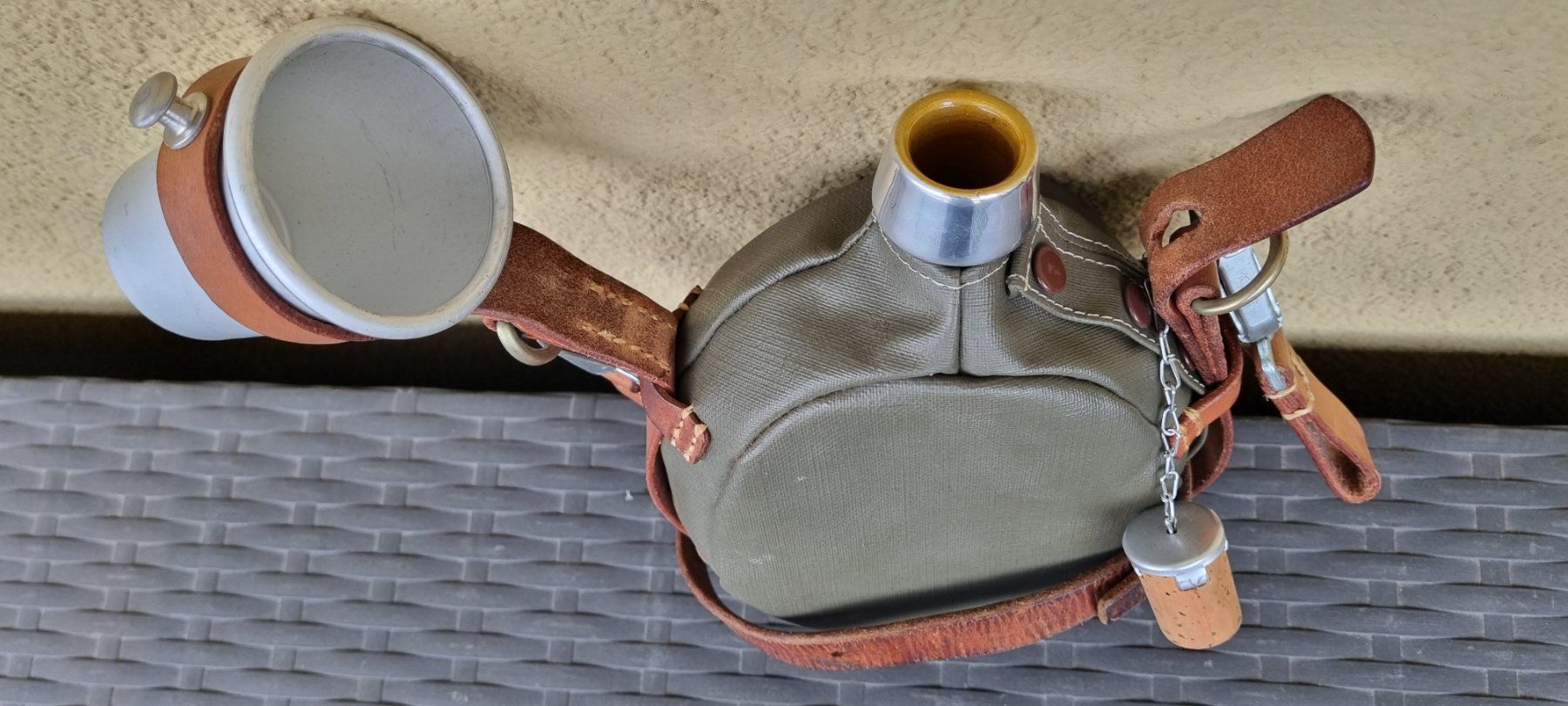 Schweizer Armee Ausrüstung & Ersatzteile: Militär Feldflasche mit Becher, Leder, Armee – Gebraucht aus Kloten von Waltiboy
