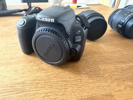Digitalkamera Canon EOS 200D mit drei Objektiven und Tasche