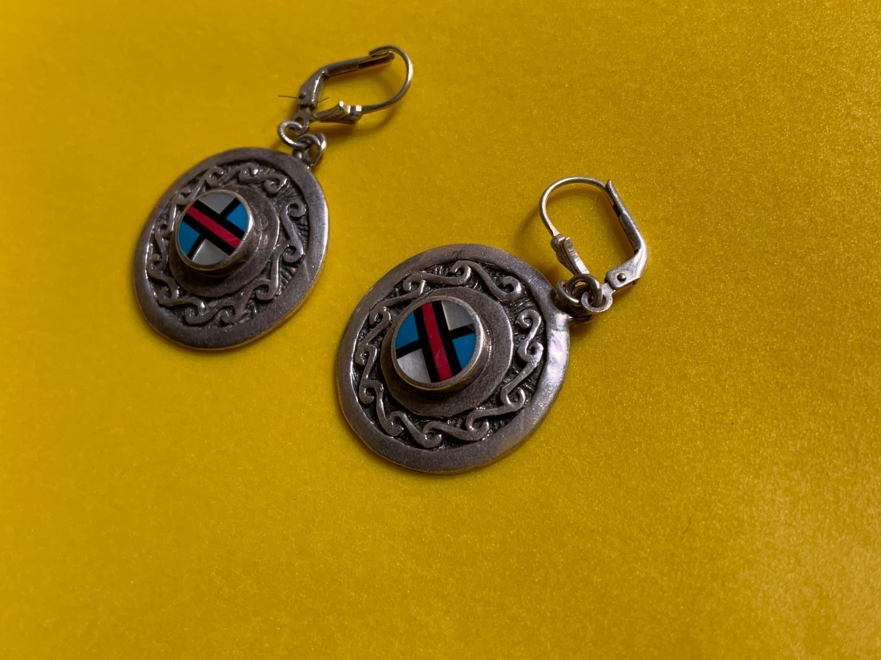 Ohrringe & -stecker: Ohrenringe rund silber/blau/rot/perlmut – Gebraucht aus Dittingen von Bellevista 1