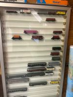 Alu Glas Vitrine für 50 HO Locks ohne Inhalt 80 x125 x5.5 cm