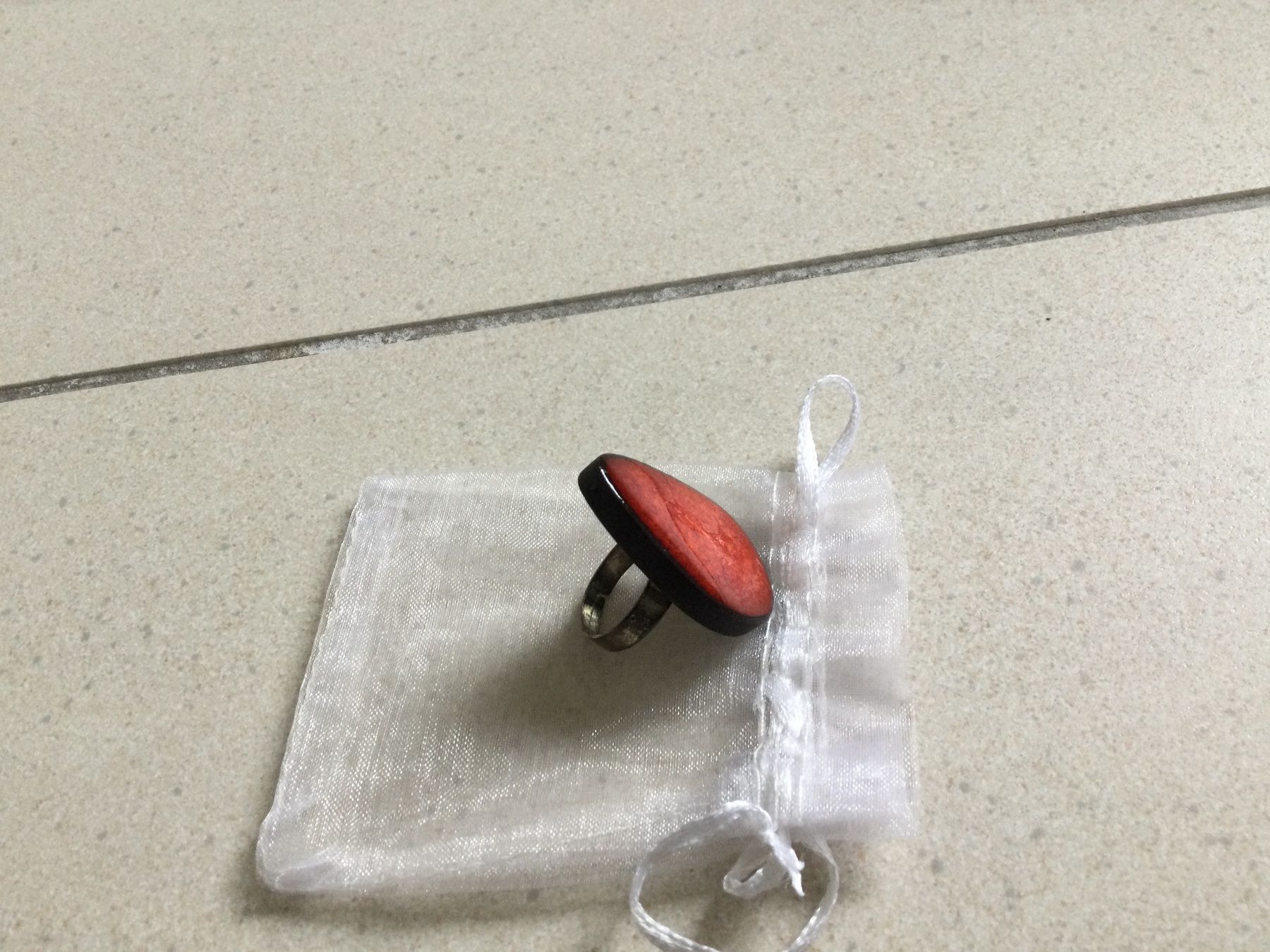Ringe: Schicker Damenring mit rotem  Lavastein – Neu (gemäss Beschreibung) aus Baar von negombo 2