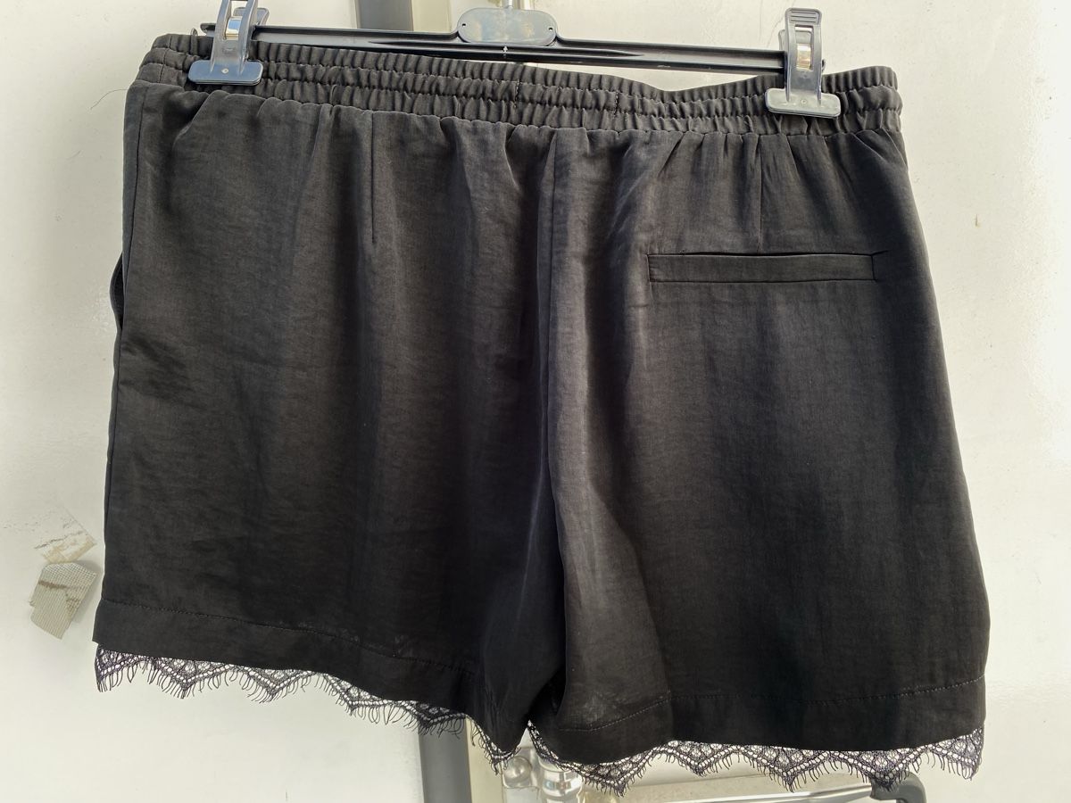 Hosen: SHORTS ICHI – Gebraucht aus Eglisau von Lara0 1