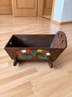 Alte Wiege aus Holz mit Blumenmalerei antik