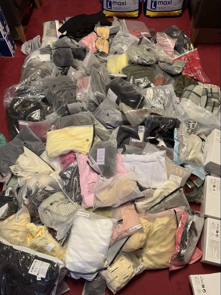 Lotti di vestiti: Lot kleide & Schuhen NEU 191 stk. – Nuovo (secondo la descrizione) da Schlieren venduto da Freundlich02 2