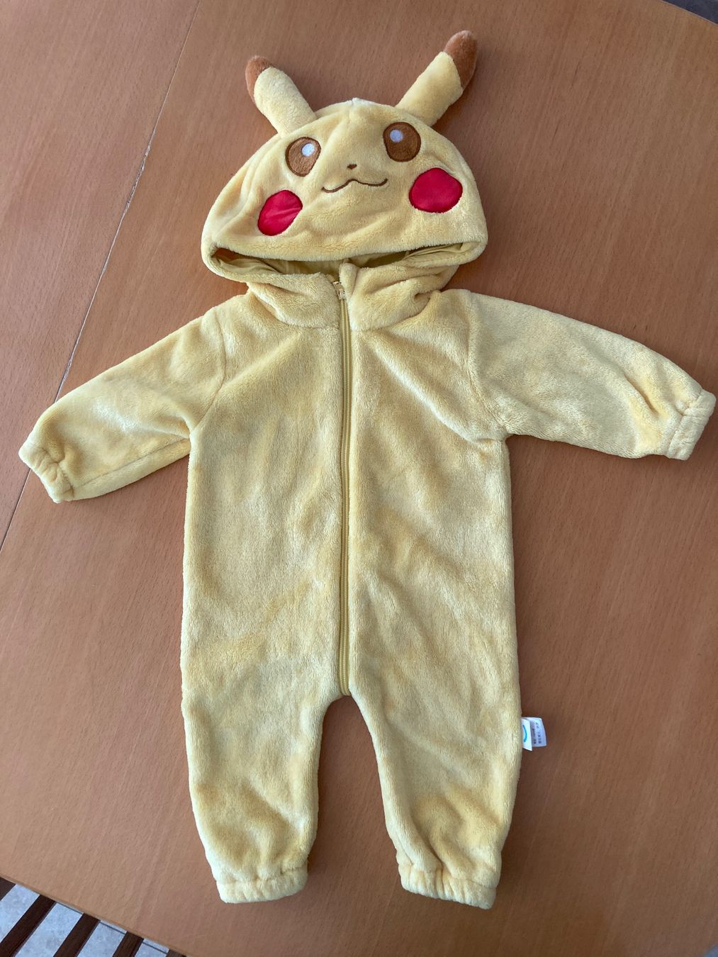 Pyjamas & Ähnliches: Baby Strampler "Pikachu" Plüsch, Gr. ca. 74/80 – Gebraucht aus Gelterkinden von froggy80