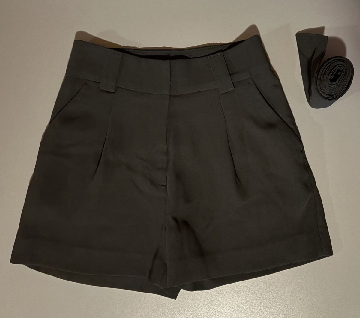 H&M Pantaloni: Elegante Schwarze Shorts mit Gürtel – Nuovo (secondo la descrizione) da Güttingen venduto da norwis3