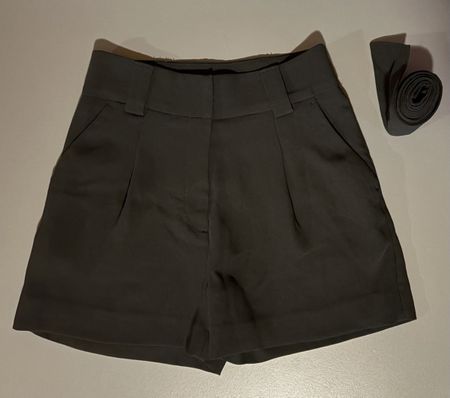 Elegante Schwarze Shorts mit Gürtel