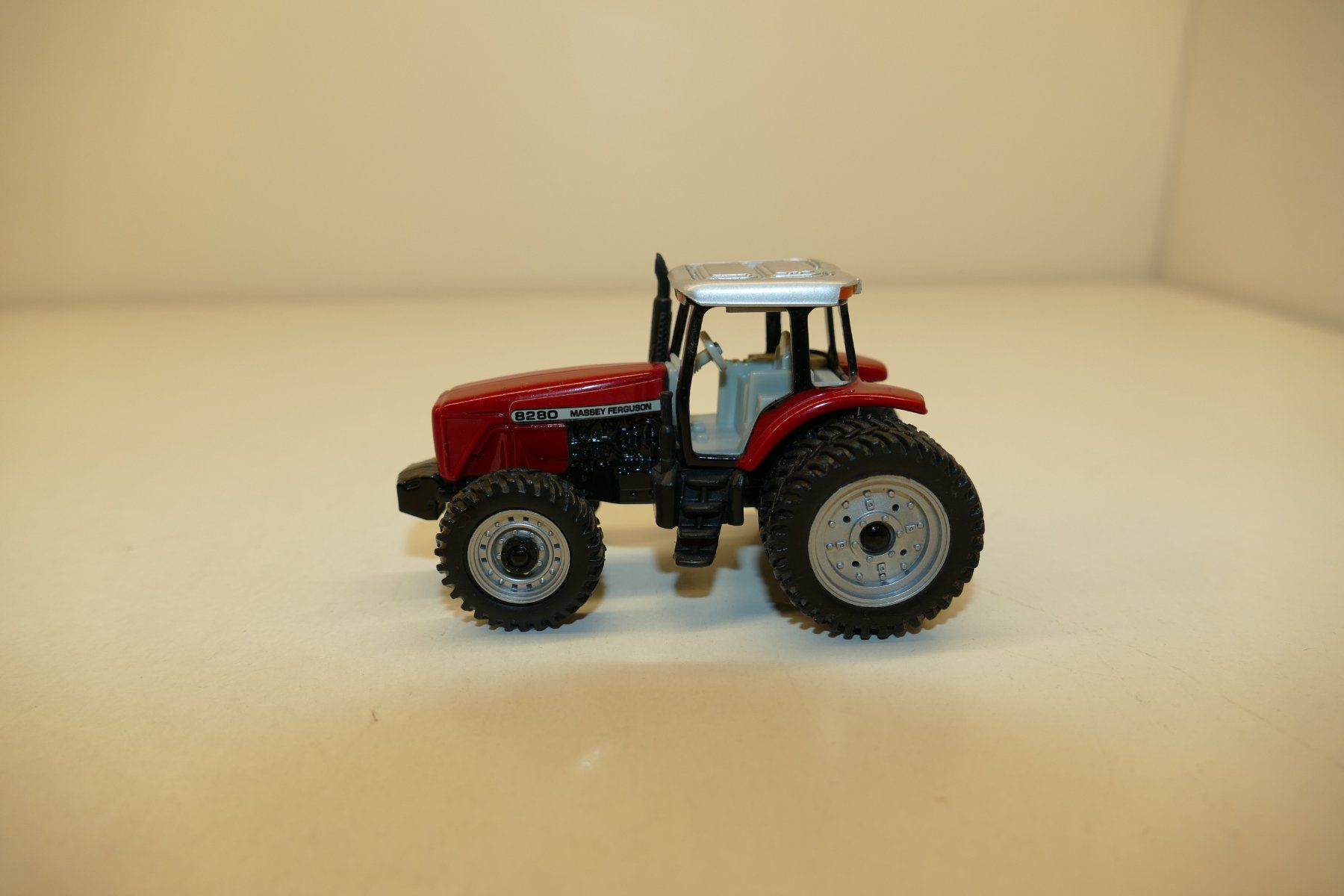 Kit di modellismo & Modellini statici: Metallmodel: Massey Ferguson 8280 Traktor – Nuovo (secondo la descrizione) da Niederhasli venduto da rail-duerst 1