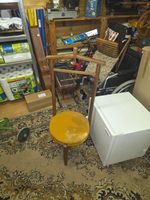 Antiker Stuhl, Holz, gelber Sitzbezug - Vintage Rarität!