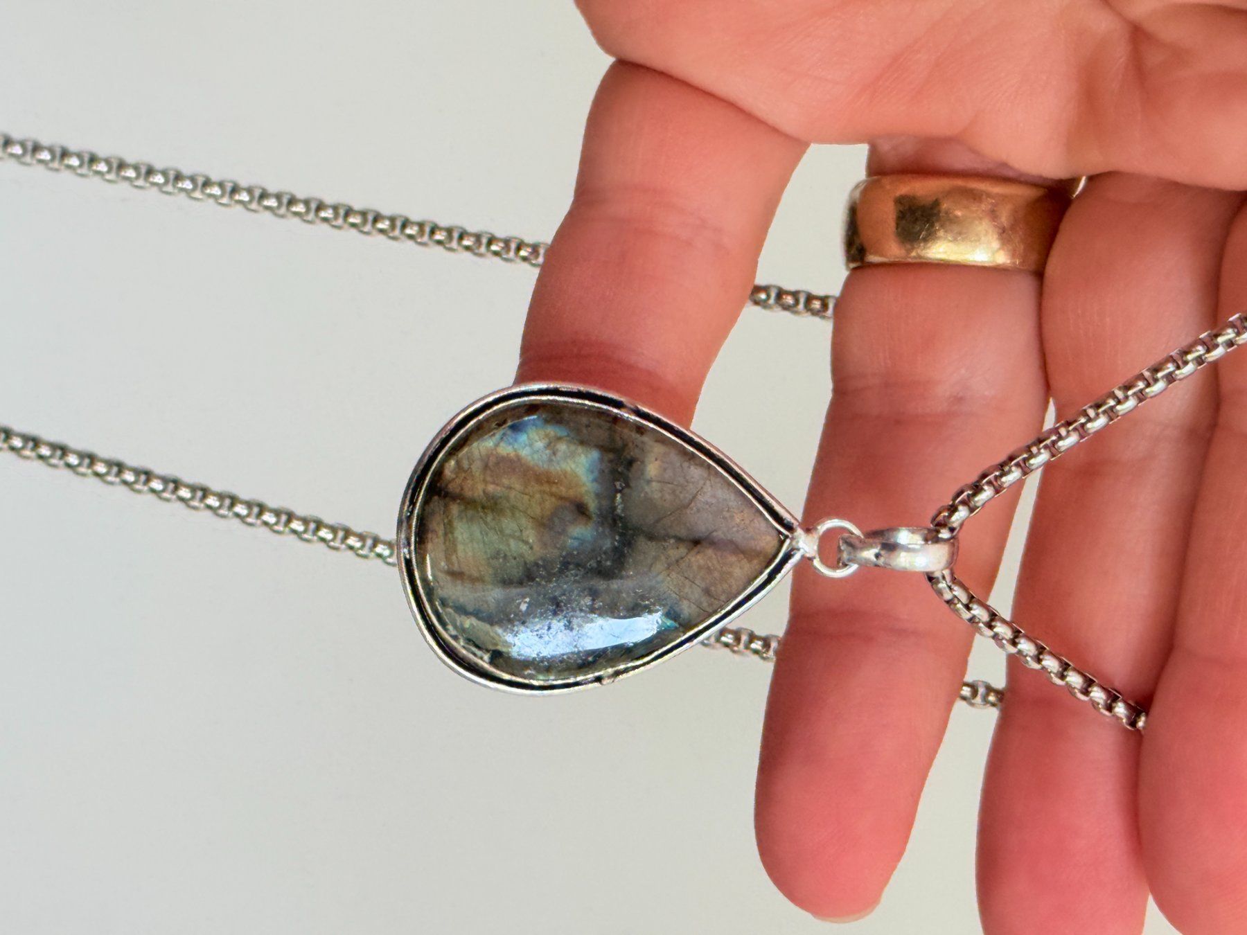 Catenine: Collier pendentif labradorite pierre forme goutte – Nuovo e nell'imballaggio originale da Genève venduto da AGBERG 1